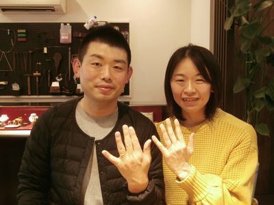 結婚指輪を装着したお客様